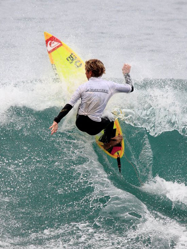 El surfista Imanol Yeregi compitiendo - Surfing Zumaia